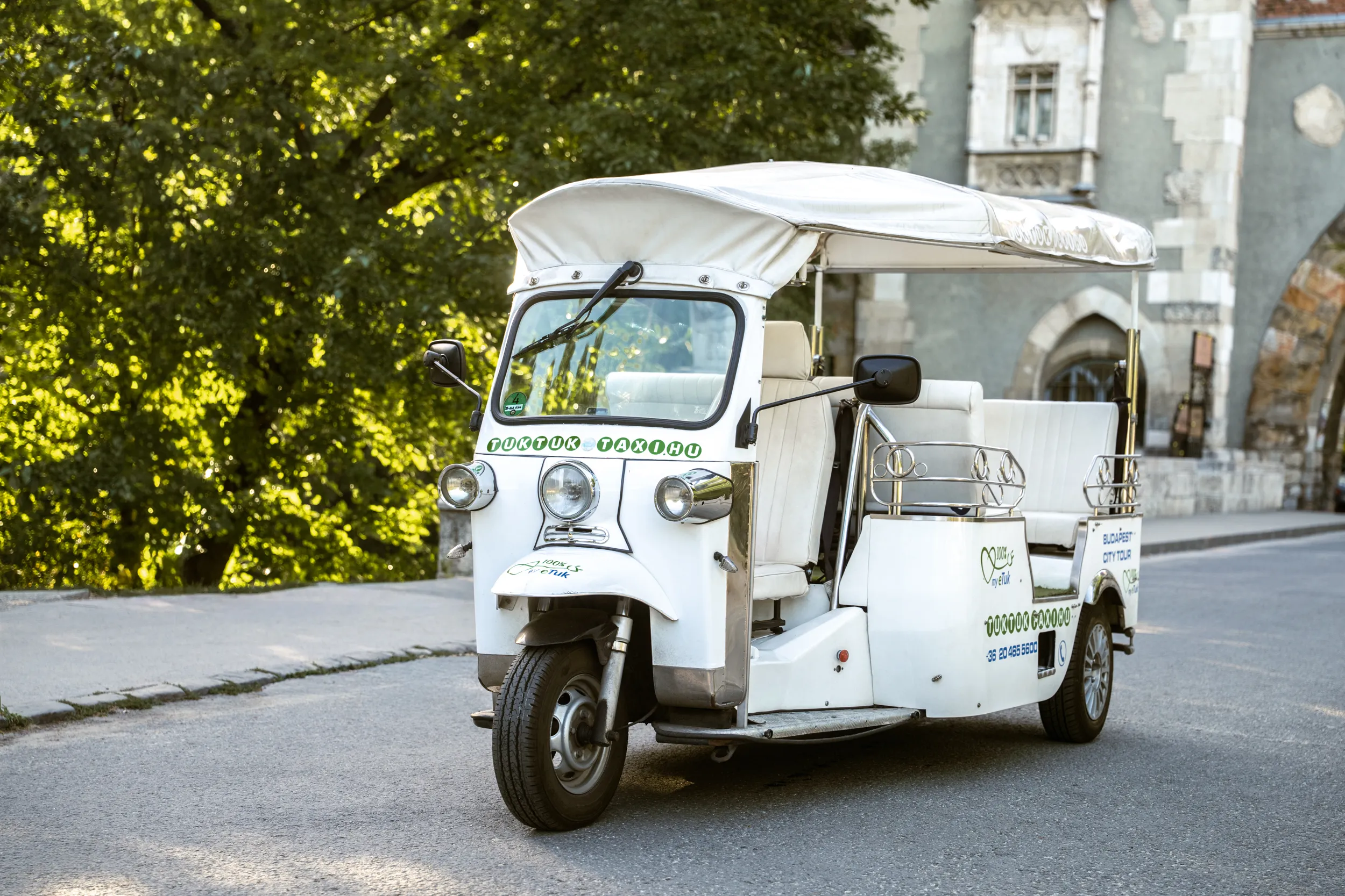 240 perces budapesti tuk tuk városnézés
